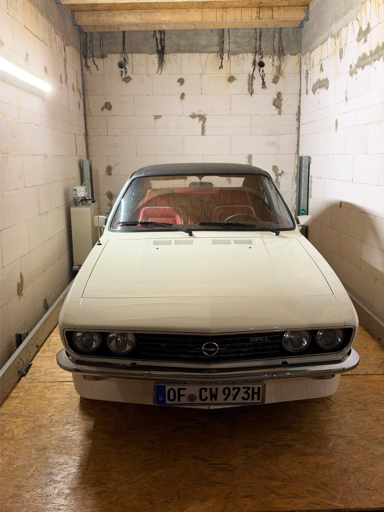 Manti mit roter Innenausstattung frontal in seiner neuen Duplexgarage